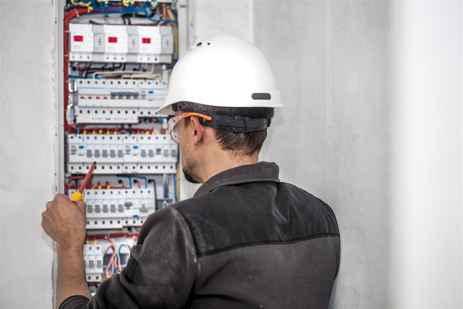 Moderner Sicherungskasten – Elektroinstallation von BYB