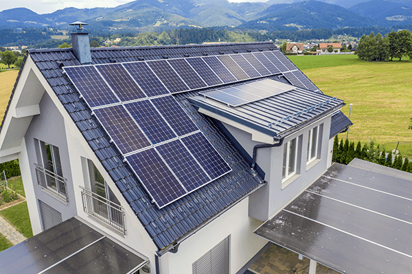 Photovoltaik-Solaranlage auf einem Dach